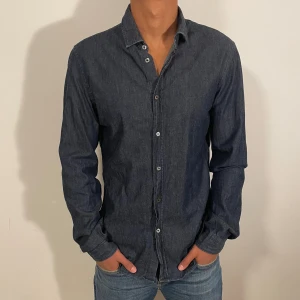 Dondup skjorta  - Snygg mörkblå Dondup jeansskjorta, pris kan diskuteras vid snabb affär.