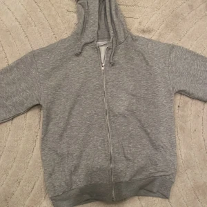 Sip hoodie från gina.  - Den är i ganska bra skick, men man ser att den är andvänd.