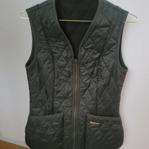 Barbour väst - Säljer denna gröna Barbour väst i storleken 34. Västen är i bra skick. Skickas med postnord. Endast vanlig swish betalning. Oseriösa eller dryga köpare som försöker pruta besvaras ej. Mvh