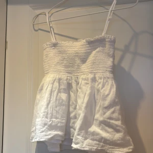 Vit topp från Gina Tricot - Vit topp från Young Gina i storlek 158-164❤️❤️skriv om ni har frågor 