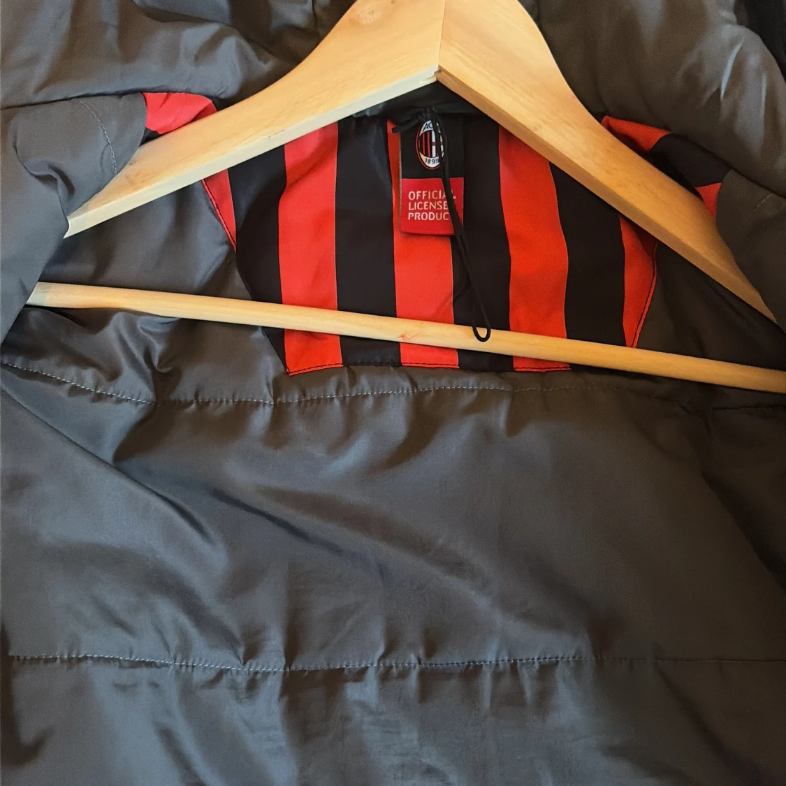 Svart AC Milan vindjacka med huva - 1
