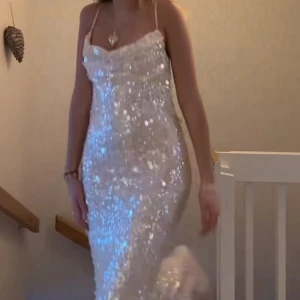 Balklänning  - Säljer en helt ny balklänning, den är endast provat men inte använd pågrund av att den kom försent.💕