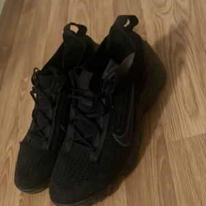 Svarta Nike Vapormax sneakers - Priset kan diskuteras 