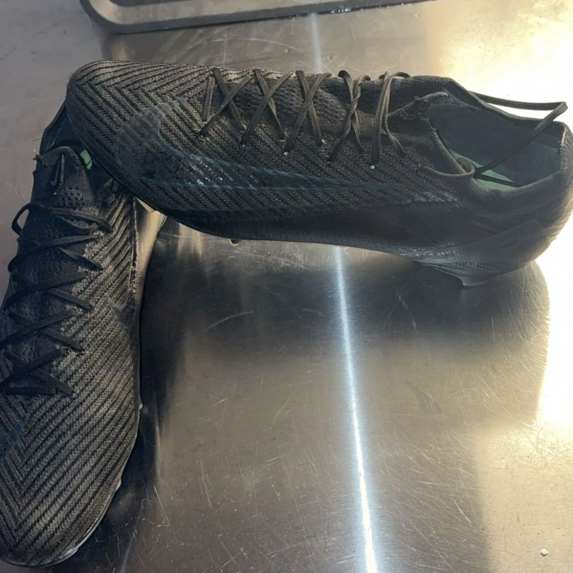 Nike svarta fotbollsskor med mönster - 2
