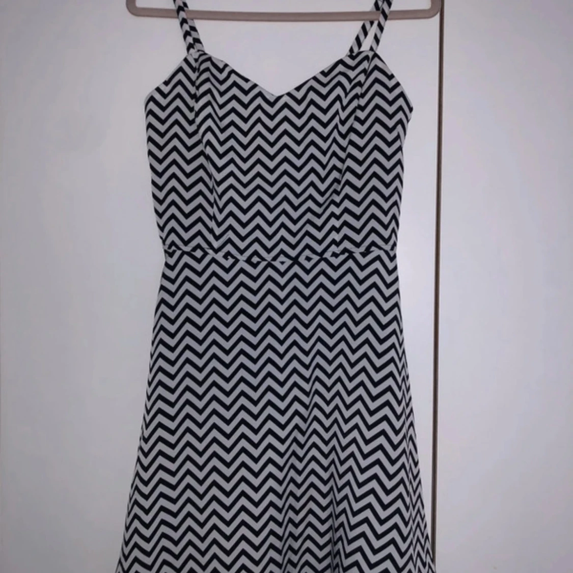 Svartvit zigzag klänning Dynamite