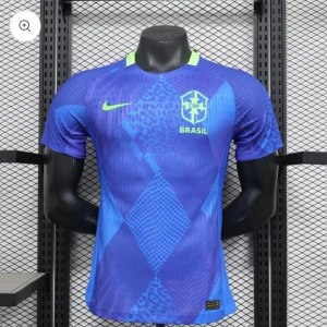 Blå Brasilien fotbollströja Nike - Snygg blå Brasilien fotbollströja från Nike med neongula detaljer och CBF-logga på bröstet. Tröjan har korta ärmar och ett unikt mönster med rutor och leopardinslag. Perfekt för dig som vill sticka ut på planen eller läktaren.