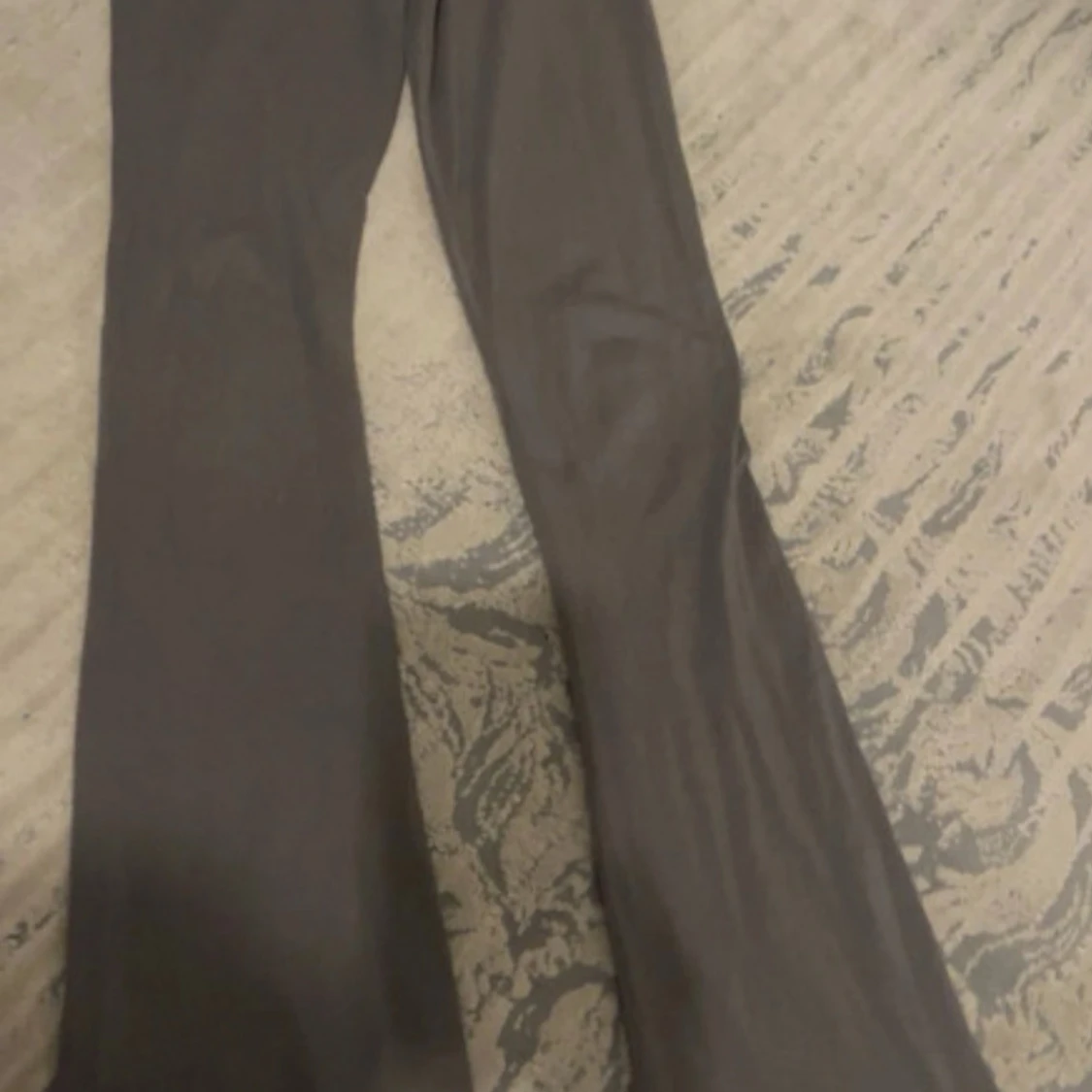 Grå bootcut byxor i stretchigt tyg