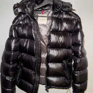 Moncler jacka  - Tjena säljer min moncler jacka då jag ej har användning av den längre och den bara ligger i garderoben. Vill bara bli av med den. Hör av dig vid minsta fråga eller för fler bilder!