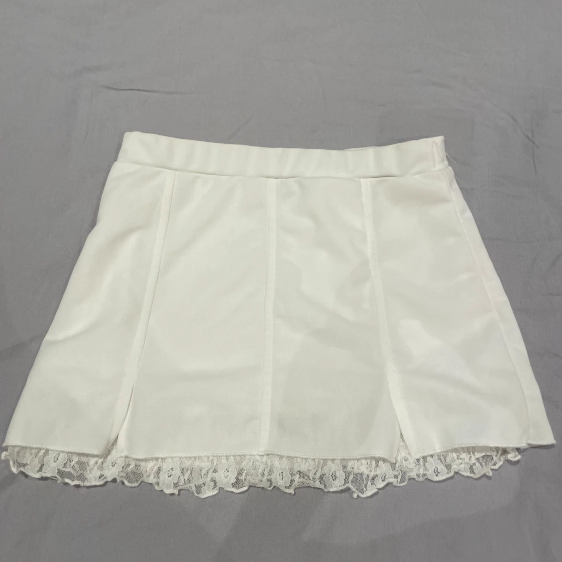 Vit kortkjol med spetskant