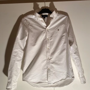 Vit skjorta från Ralph Lauren - Vit Ralph Lauren skjorta i väldigt fint skick. Sparsamt använd och den passar storlek Medium. Hör av dig vid intresse :)