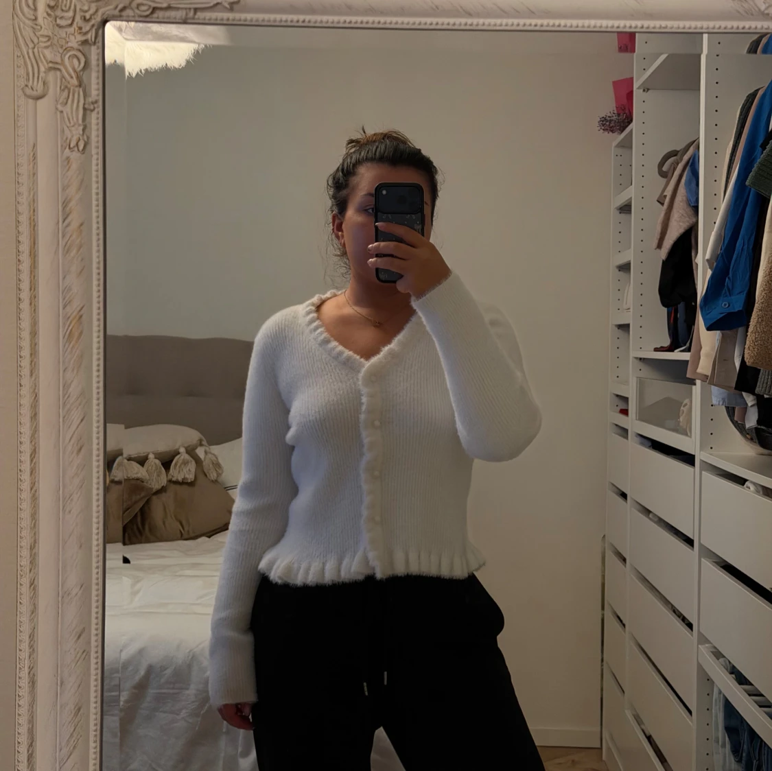 Vit fluffig kofta med v-ringning - 2