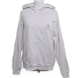 Vit hoodie från Anine Bing - Vit hoodie från Anine Bing med diskret logga på bröstet. Tröjan har huva, känguruficka och ribbade muddar vid ärmslut och nederkant. Tillverkad i 100% ekologisk bomull, perfekt för en chill och clean look.