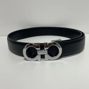 Ferregamo Bälte  - Hejsan, säljer ett helt nytt bälte aldrig tidigare använd. Storlek 110cm. Postar alltid inom 24h efter köpet. Skriv gärna om du har fler frågor.