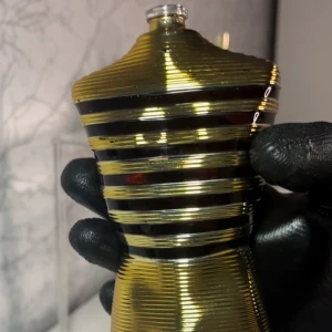 Le Male Elixir 10ml Flaska - Jean Paul Gaultier Le Male Elixir är en herrparfym med vanilj, sötma, honung, amber, aromatiska toner, lavendel, tobak, gröna inslag, fräsch krydda och pudriga noter. Perfekt för dig som vill sticka ut med en unik doftprofil.