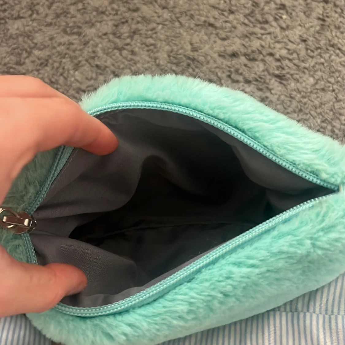 Turkos fluffig kuvertväska med boll - 1