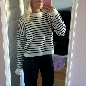 Randig stickad tröja  - Fin stickad tröja är i storlek xxs men passar även xs-s💓
