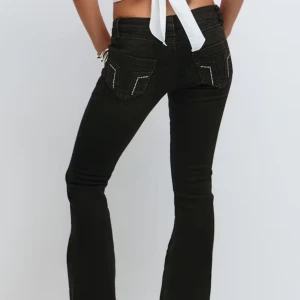 Svarta bootcut jeans gina - Snygga svarta jeans med bootcut passform och låg midja från Gina tricot. Helt slutsålda på hemsidan och aldrig använda!💕