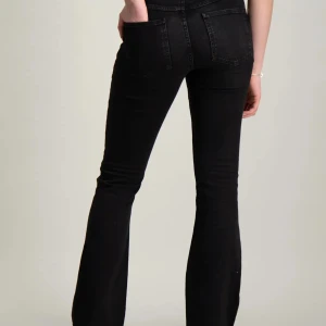 Svarta bootcut jeans  - Supersnygga svarta bootcut jeans från ryvls🥰 stoleken är 170 men ganska smala i midjan så skulle säga att de är som S/xs🫶🏻 bara provade 