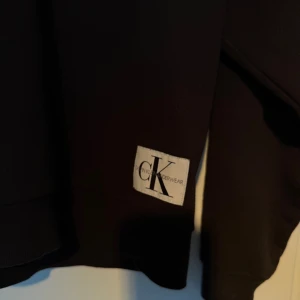 Sweater Calvin Klein - Sweater från Calvin Klein. Hög krage, skulle säga att färgen är en ljusare svart redan innan användningen. Storlek xs