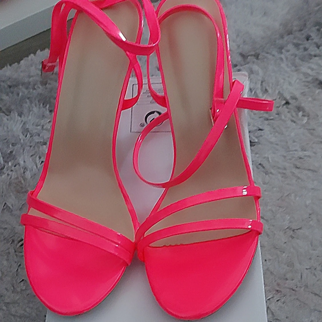 Neonrosa sandaler med klack och remmar - 3