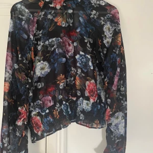 Blommig blus med hög krage  - Fin blommig blus, bra skick