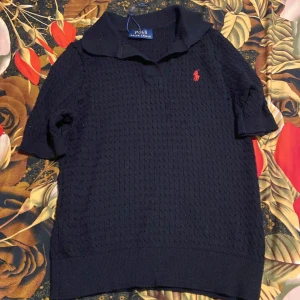 Polo Ralph Lauren tröja - Polo tröja i storlek XS för kvinnor, jätte fin och har använts en 1-2 ggr, dm för hur tröjan sitter på 