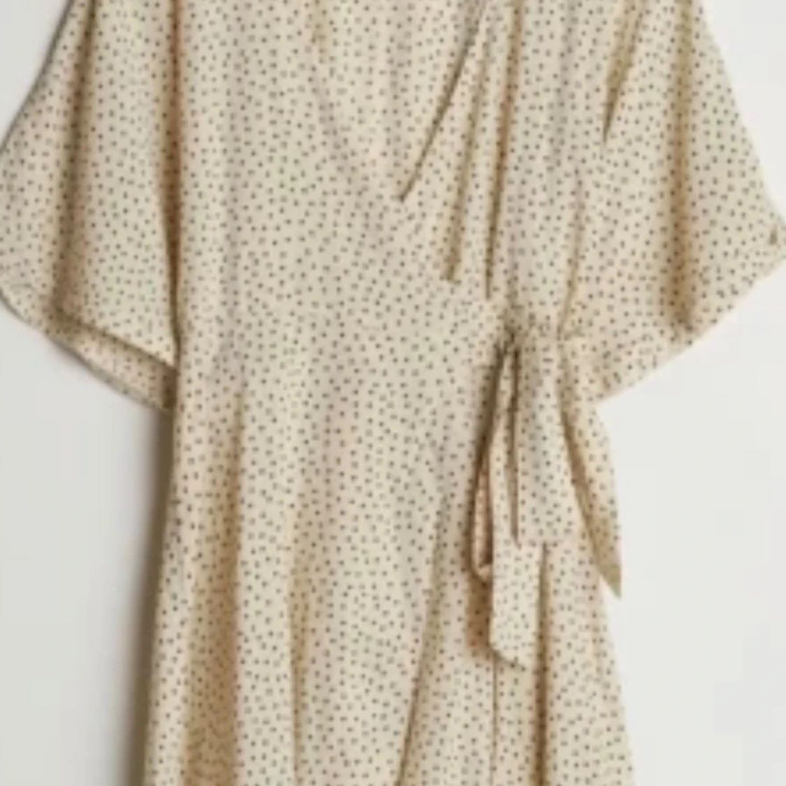 Prickig omlottklänning med knytband - 1