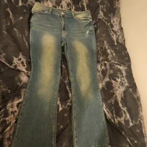 Bootcut/Flare Jeans Med Detaljer - Jeans med detaljer på byxorna, storlek XL. De är stretchiga och bekvämt material ♡