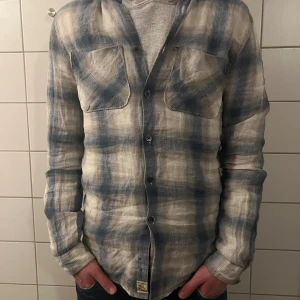 RL skjorta  - Riktigt fet och eftertraktard Ralph lauren skjorta i storlek S! Använd fåtal gånger och är därför i ett mycket bra skick! Nypris ligger runt 2500kr och vårt pris är endast 1499kr! Tveka inte med att ställa frågor och glöm inte med att komma med prisförslag!