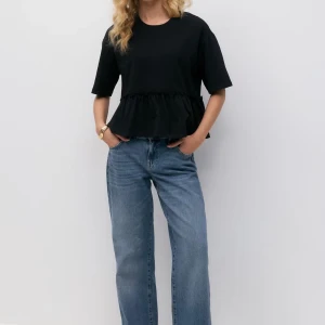 Svart frill tee från Gina Tricot XS - Svart topp från Gina Tricot i storlek XS. Modellen har rund hals, korta ärmar och en volangdetalj nedtill. Nästan ny då jag knappt använt den.