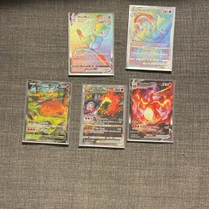 Pokémonkort: Mew VMAX & Charizard VMAX samling - Cool samling med fem exklusiva Pokémonkort! Innehåller glittrande Mew VMAX och Charizard VMAX i olika versioner. Perfekt för dig som älskar Pokémon och vill boosta din samling med några av de mest populära och kraftfulla korten.