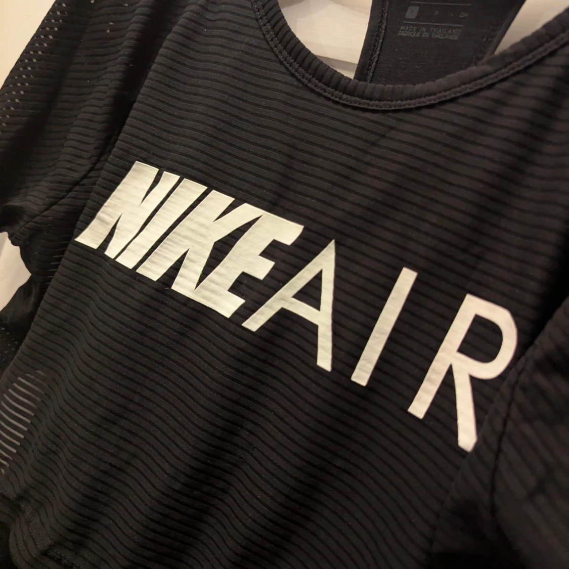 Svart croppad Nike Air topp - 3