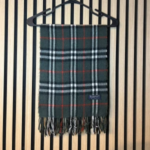 Burberry halsduk  - Grå rutig burberry halsduk | Skick 8/10 | Hör gärna av dig vid minsta fundering😊