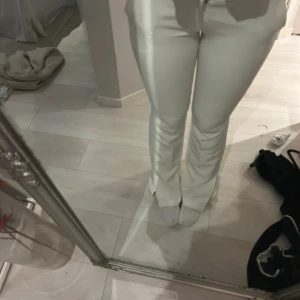 Vita bootcut byxor med dragkedja - En del har gått av på dragskedjan men som ni ser på bilden går den fortfarande att dra upp och stänga jag säljer då dom blivit för små💕