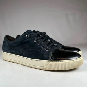 Lanvin skor - Säljer ett par snygga Lanvins i mycket bra skick! Skorna är i storlek 12 passar 45-46. Dustbag fås med. Skriv om du har några funderingar!