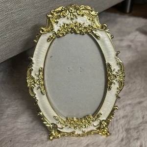 Guld och vitt fotoram - Har inte använt mycket allt fortfarande i super skick!!