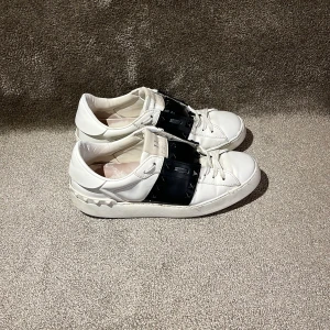 Valentino Open skor - Hej! Säljer dessa valentino open rockstud skor med nitar! Fint skick och tecken på användning finns. 2 nitar saknas på ena skon men är enkelt att skaffa nya! Nypris: 8500kr! Tillbehör till skorna: box, kvitto, köpebevis, dustbag, kort med kuvert! Bara att fråga om mått/bilder etc 😊tryck gärna på köp nu så postar jag så snabbt jag kan! Mvh DC 🔹