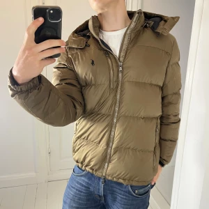 Ralph Lauren jacka  - Ralph Lauren jacka storlek L, modellen är 180 cm 75 kg. Det är en riktigt fet Ralph Lauren jacka som går att spänna åt vid midjan. Många fina detaljer överallt och den är true to size. Kom med frågor! ✌️ÄKTA såklart!! 