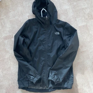 The North Face Vindjacka - Knappt använd. Inga fel på jackan förutom att N i logan på framsidan är borta