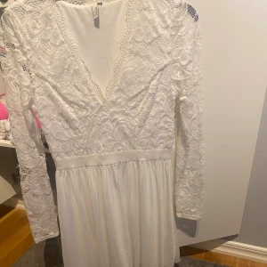 Student klänning  - Student klänning som jag hade på min student för 3 år sedan bara använd på studenten.  Dm för fler bilder !