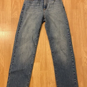 Blå jeans från Abrand Jeans - Klassiska blå jeans från Abrand Jeans med raka ben och normal passform. Jeansen har fem fickor, snygga kontrastsömmar och en liten läderpatch på bakfickan. 