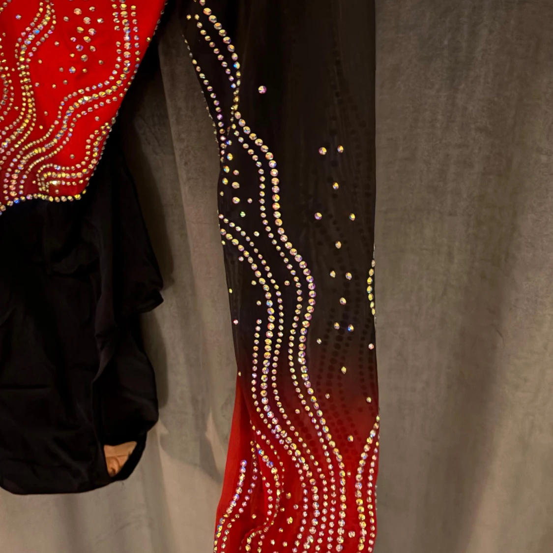 Svart och röd glittrig långärmad gymnastikdräkt  - 2