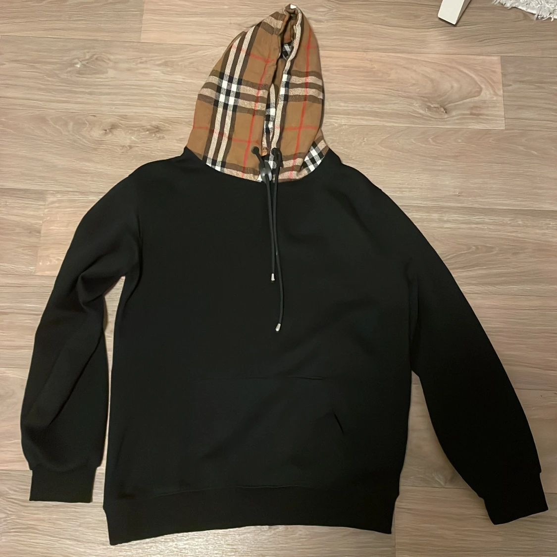Svart Burberry hoodie med rutig huva