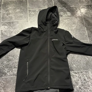 Svart vindjacka från Peak Performance - Svart jacka från Peak Performance, använd 3 gånger men säljer då den är förstor för mig. Jag är 174cm  