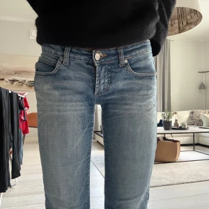 Lågmidjade jeans - Only lågmidjade jeans. I bra skick men lite slitna längst ner. Står storlek 38 men skulle säga att de passar mera som 34-36.