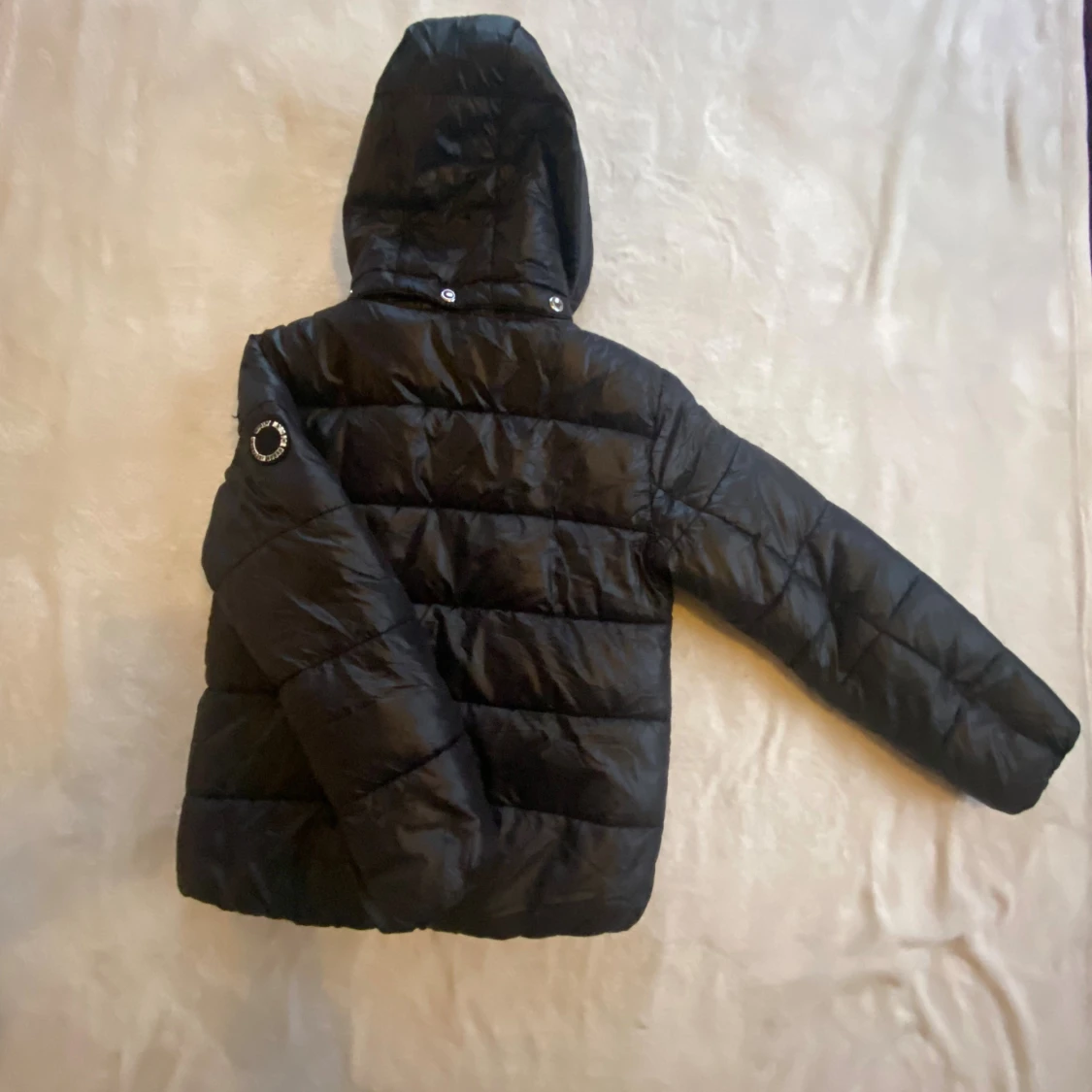 Svart pufferjacka från ONLY med huva - 1