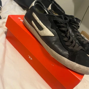 Svarta Diesel Skor - Säljer nu dessa skor då jag letar efter något annat, Väldigt bra skick och helt funktionella, det ända är att inner sulan är lite sliten men annars helt bra! Röda sulorna under skorn är i gott skick!