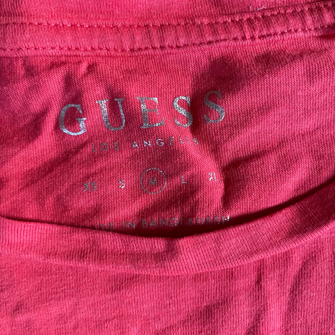 Rosa t-shirt från Guess med logga - 1