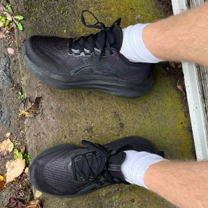 Svarta Asics Gel-Nimbus27 - Använt under 10 gånger, mycket bekväma, snygga och i bra skick. Något för små, därav säljs de. Sann till storleken 42,5 men jag har nog storlek 43 egentligen. Köptes för 1800.