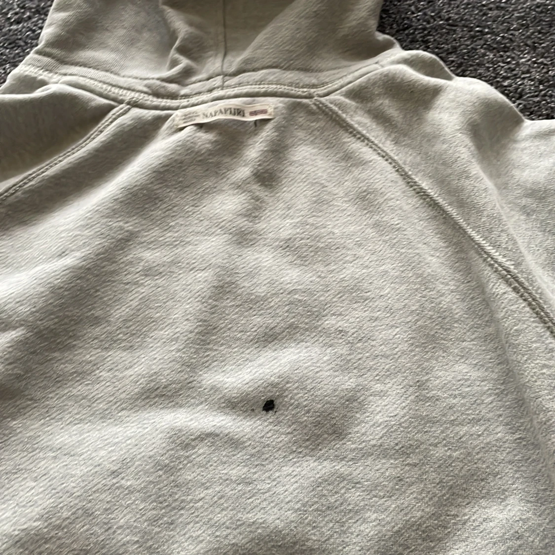 Grå hoodie från Napapijri med brodyr - 4